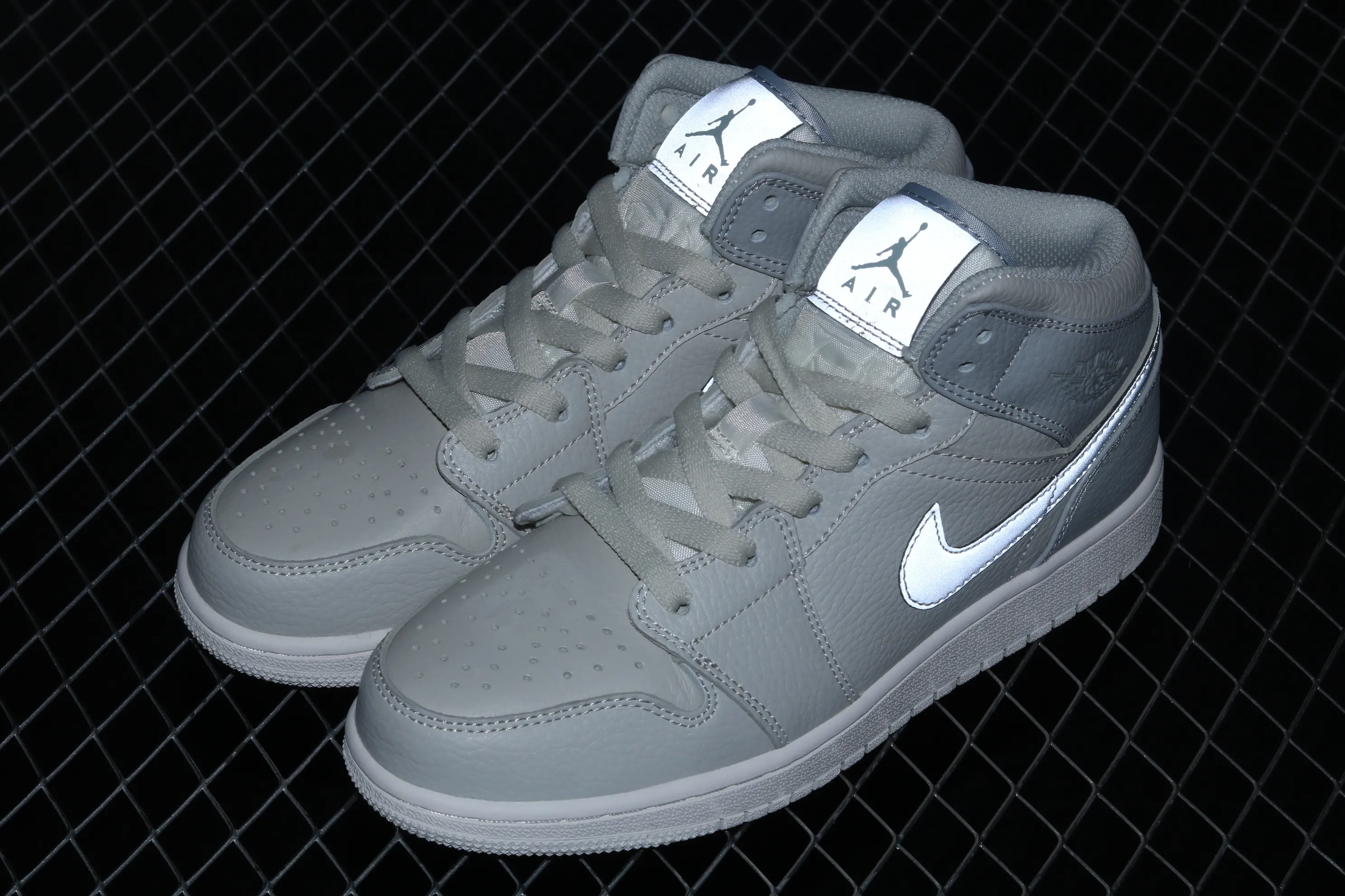 All categories Air Jordan Jordan series basketball shoes Air Jordan 1 Mid Air Jordan 1 Mid AJ1 new fog gray Joe 1 China gray silver 554725-053